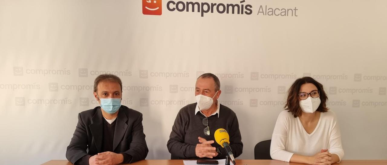 El diputado nacional de Compromís, Joan Baldoví, en el centro, acompañado por la portavoz adjunta en las Cortes, Aitana Mas, y el portavoz de la formación en el Ayuntamiento de Alicante, Natxo Bellido