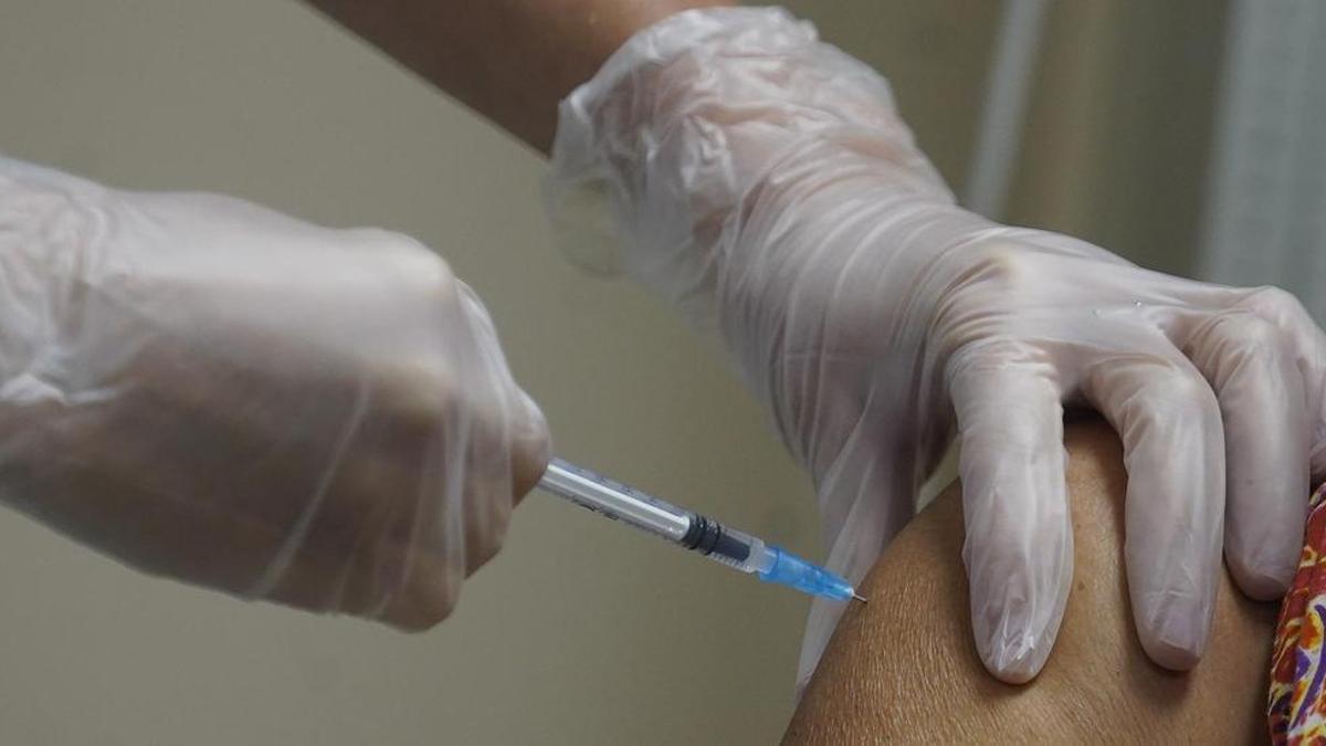 Una enfermera vacunando contra la gripe en Girona