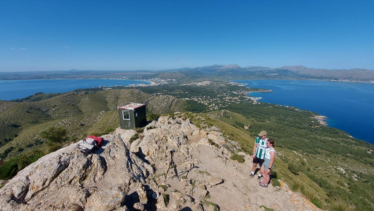 Auf dem Gipfel der Talaia d’Alcudia, wo früher ein Wachturm stand, von dem nur das Fundament erhalten ist.