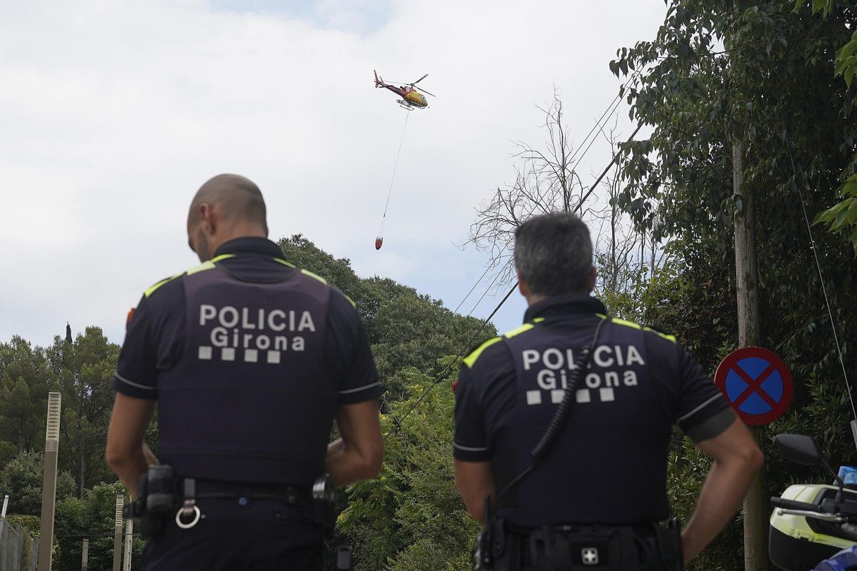 Un helicòpter actuant aquest dimecres a l'incendi de la pujada dels Polvorins.
