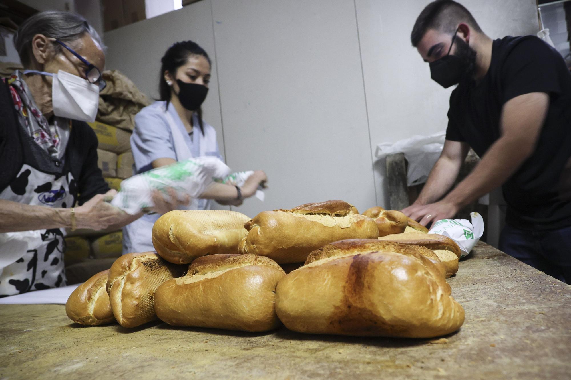 El Martes de Campo empieza en los obradores: 14.000 bollos para festejar