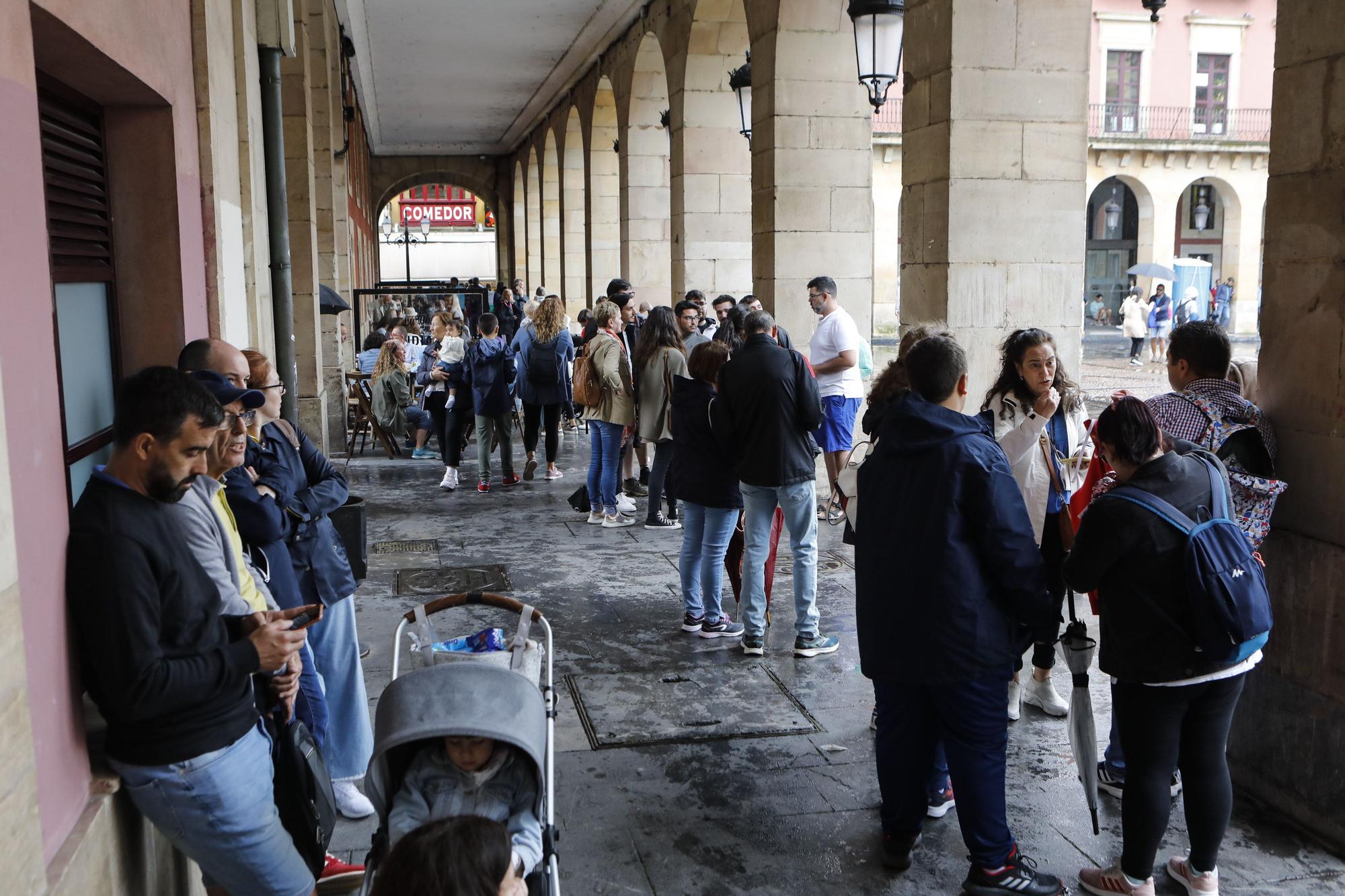 En imágenes: Los turistas, preparados para las lluvias asturianas