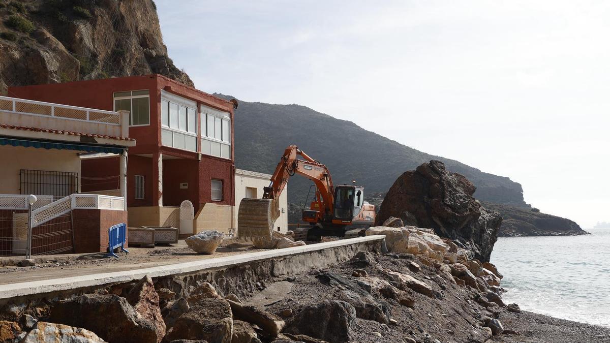 Una excavadora, este jueves en El Portús.