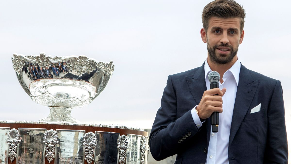 Piqué, junto a la copa Davis