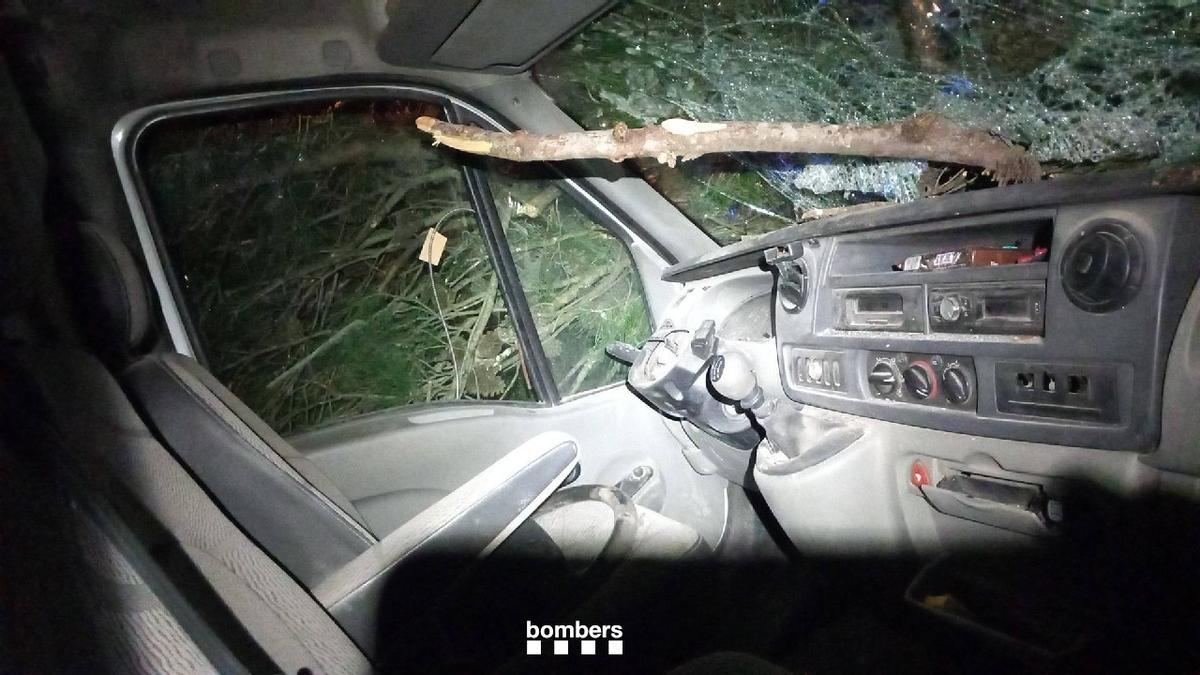 Un dels vehicles afectats a Empuriabrava amb la branca que va trencar el vidre.