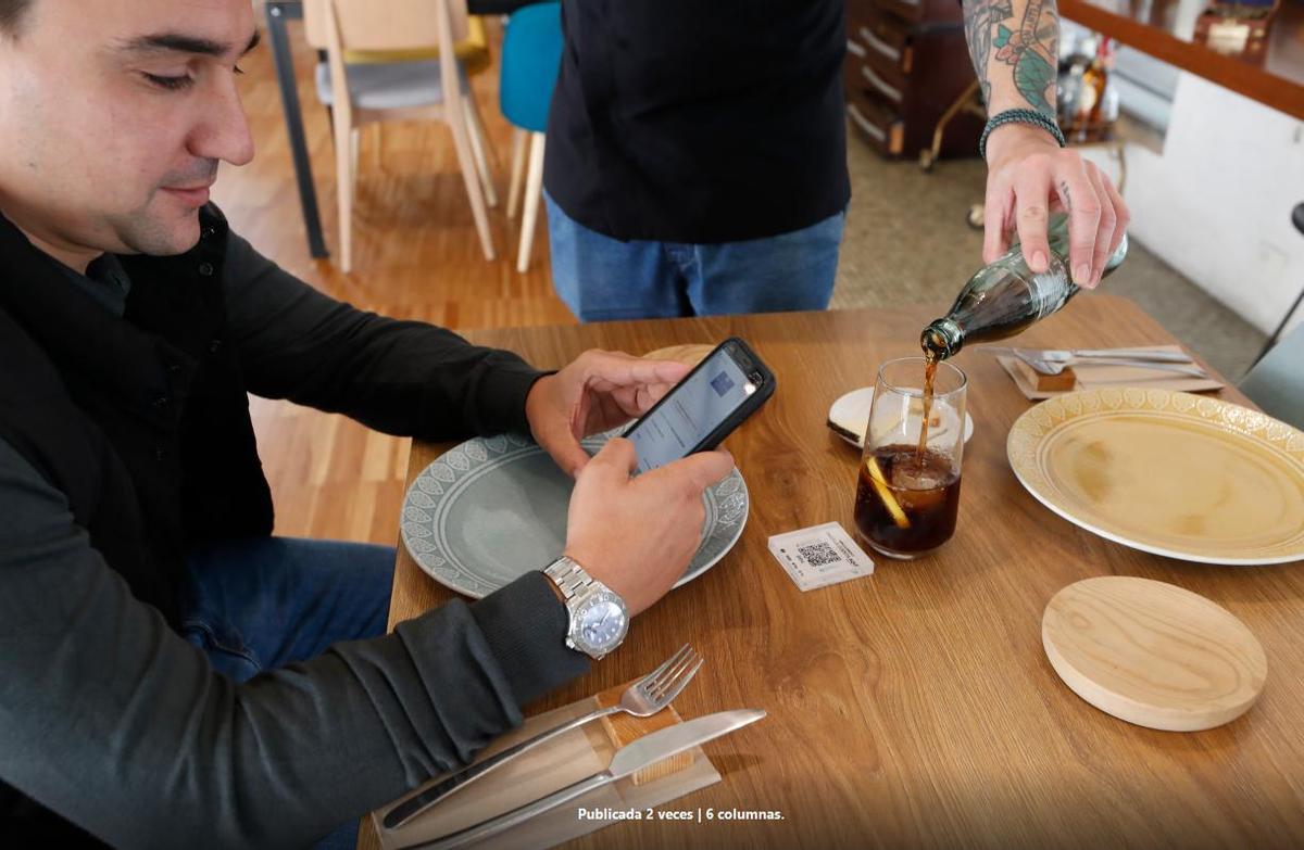 Un cliente paga la cuenta a través de un código QR en un restaurante de Vigo.
