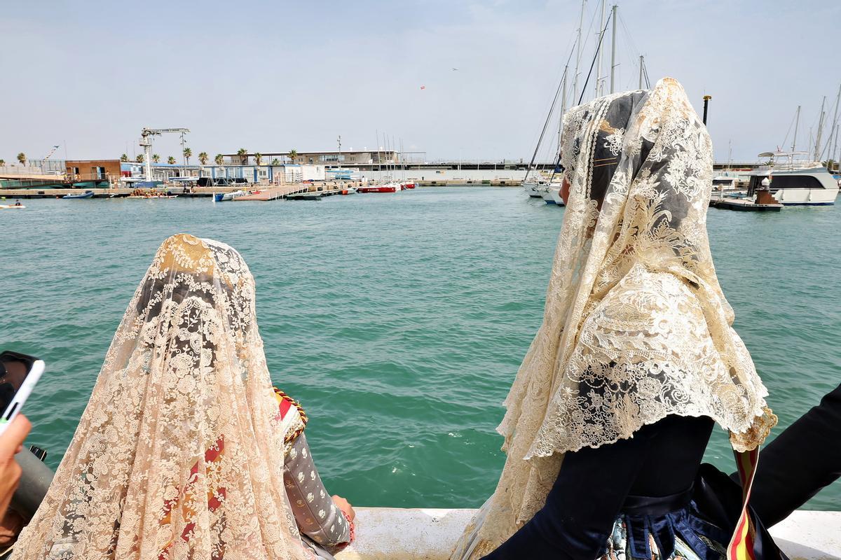 Carmen y Marta acompañan la procesión marinera del Carmen Carmen y Marta acompañan la procesión marinera del Carmen