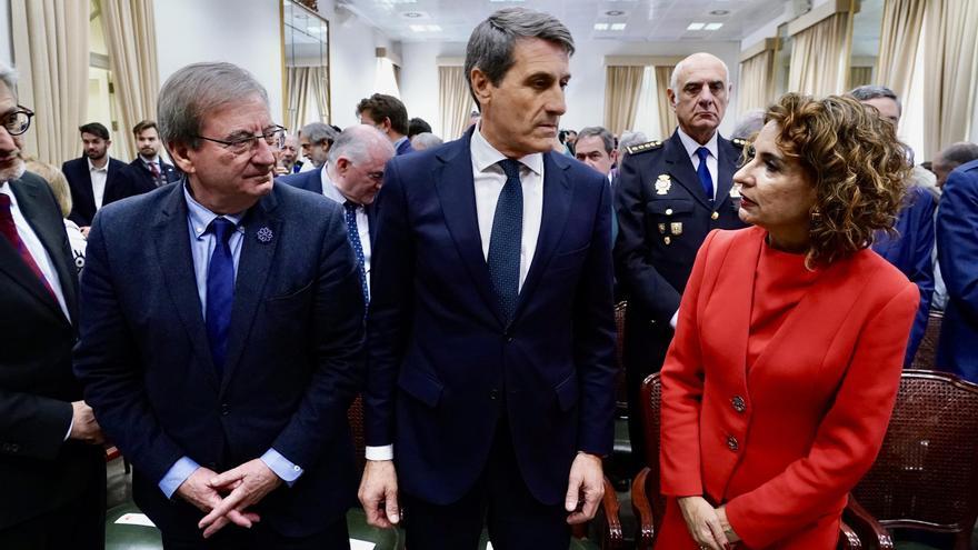 La vicepresidenta del Gobierno y ministra de Hacienda, María Jesús Montero, junto al Secretario de Estado de Memoria Democrática, Fernando Martínez (i), y el delegado del Gobierno en Andalucía, Pedro Fernández (c), en un acto en Málaga