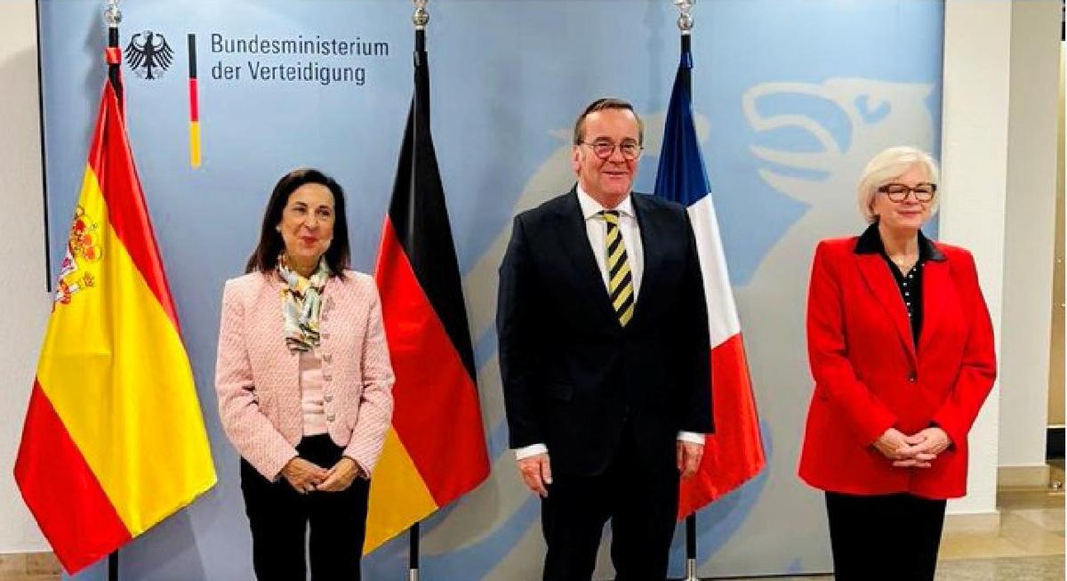 De izquierda a derecha, Margarita Robles, Boris Pistorius y Catherine Vautrin, titulares de Defensa de España, Alemania y Francia, al comienzo de la reunión de este juevbes en Berlín