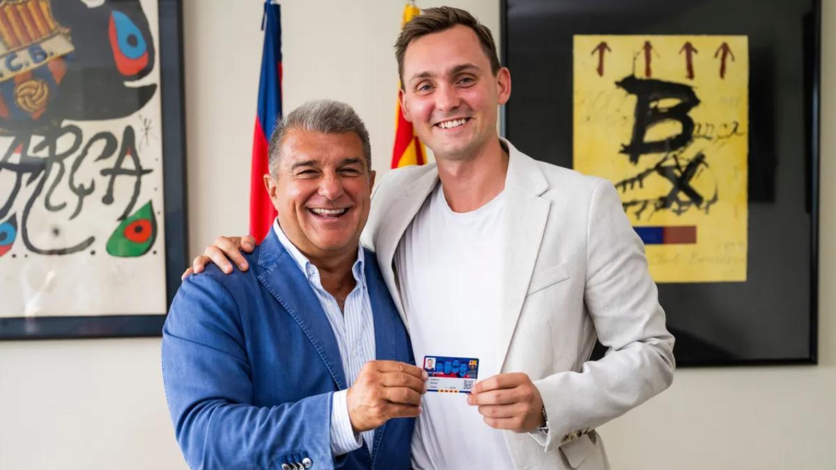 Hampus Wanne con su nuevo carnet de socio junto a Joan Laporta