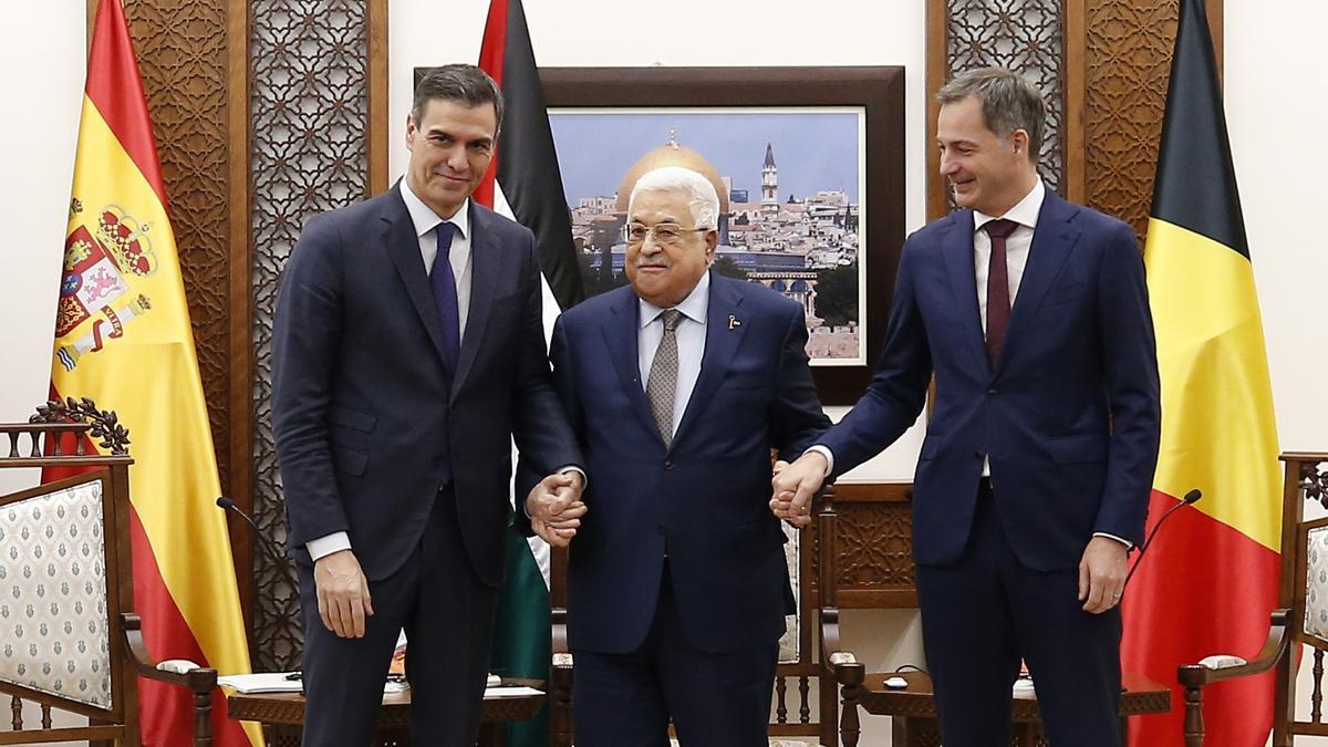 El presidente palestino Abás con Pedro Sánchez y Alexandre de Croo
