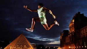 El atleta paralímpico francés de triple salto, Arnaud Assoumani, posa frente a la Pirámide del Louvre