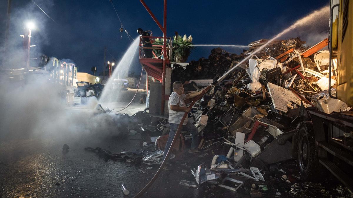 Declarado un fuego en el desguace de Ca Na Negreta