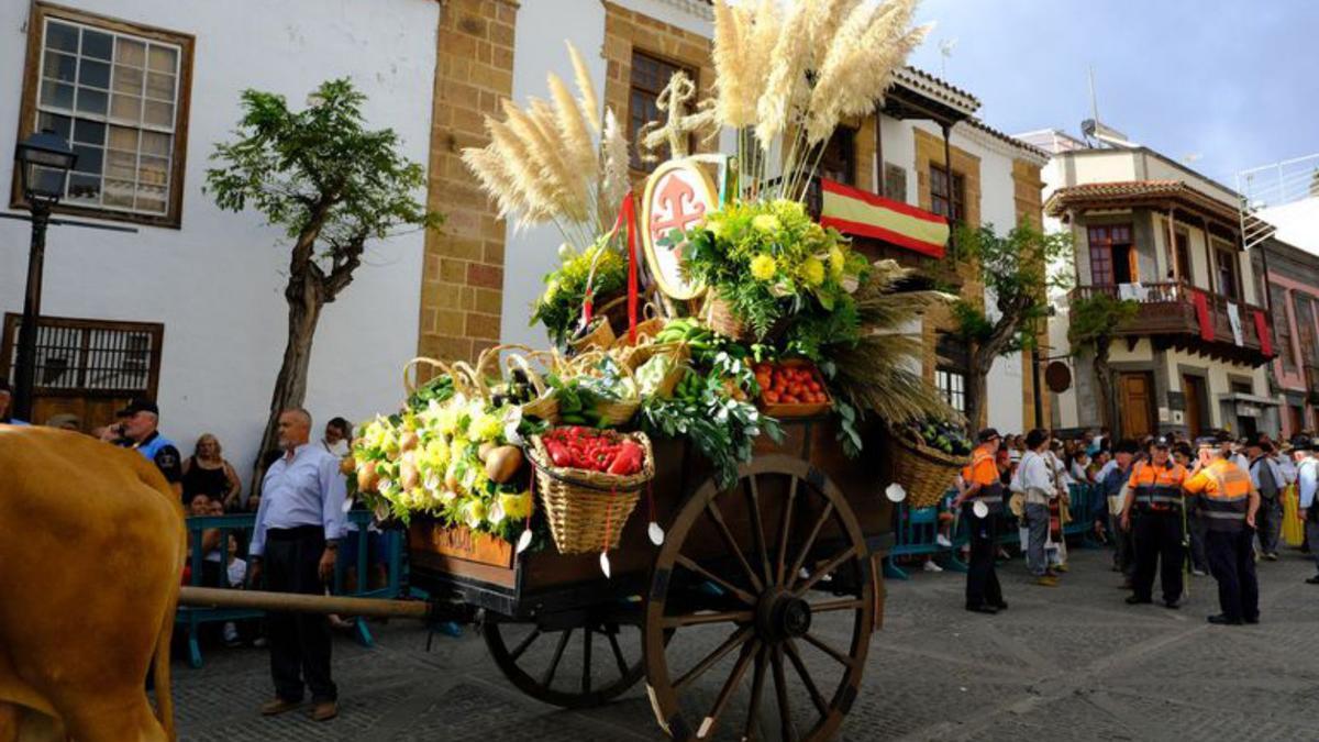 La romería del Pino vuelve con más ofrendas que nunca | JOSÉ CARLOS GUERRA