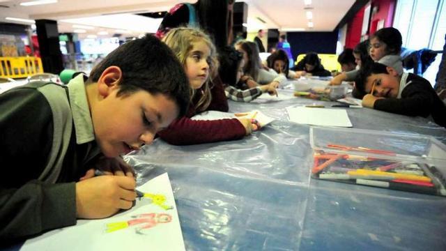 Los niños redactan las cartas para sus majestades de Oriente  |  El Nuby Club, espacio infantil del centro comercial Arousa, organizó ayer por la tarde un taller de escritura para la redacción de las cartas a los Reyes Magos. Los niños que participaron en esta actividad gratuita, desarrollada entre las cinco y las ocho de la tarde, aprendieron a confeccionar y redactar una original carta que podrán entregar a sus majestades de Oriente personalmente en el centro comercial el martes 5 entre las cuatro y las siete de la tarde.