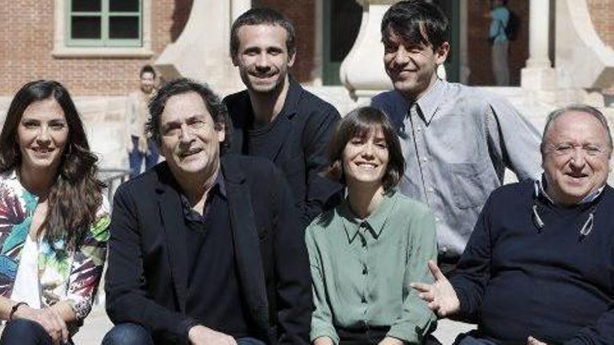 D&#039;esquerra a dreta, Núria Prims; el director Agustí Villaronga; Bruna Cusí i Fernando Esteso; darrere, Oriol Pla i Marcel Borràs, ahir en la presentació a Barcelona. El film es va rodar la primavera de l&#039;any passat