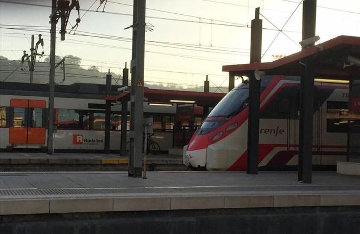 Trens aturats a l’estació de Granollers Centre de Renfe, on hi ha hagut problemes i endarreriments pel robatori de cable.