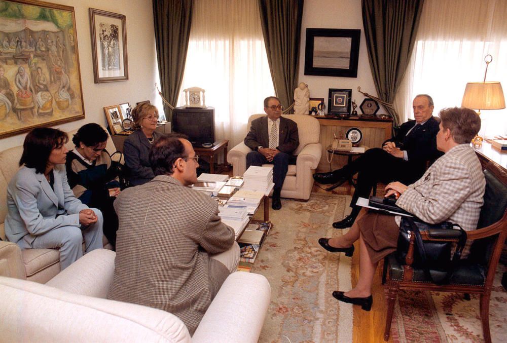 Representantes de Érguete, en una reunión con el entonces presidente de la Xunta, Manuel Fraga. A la altura de 1999, el compromiso de las instituciones y de los políticos contra el narcotráfico no admitía dudas.