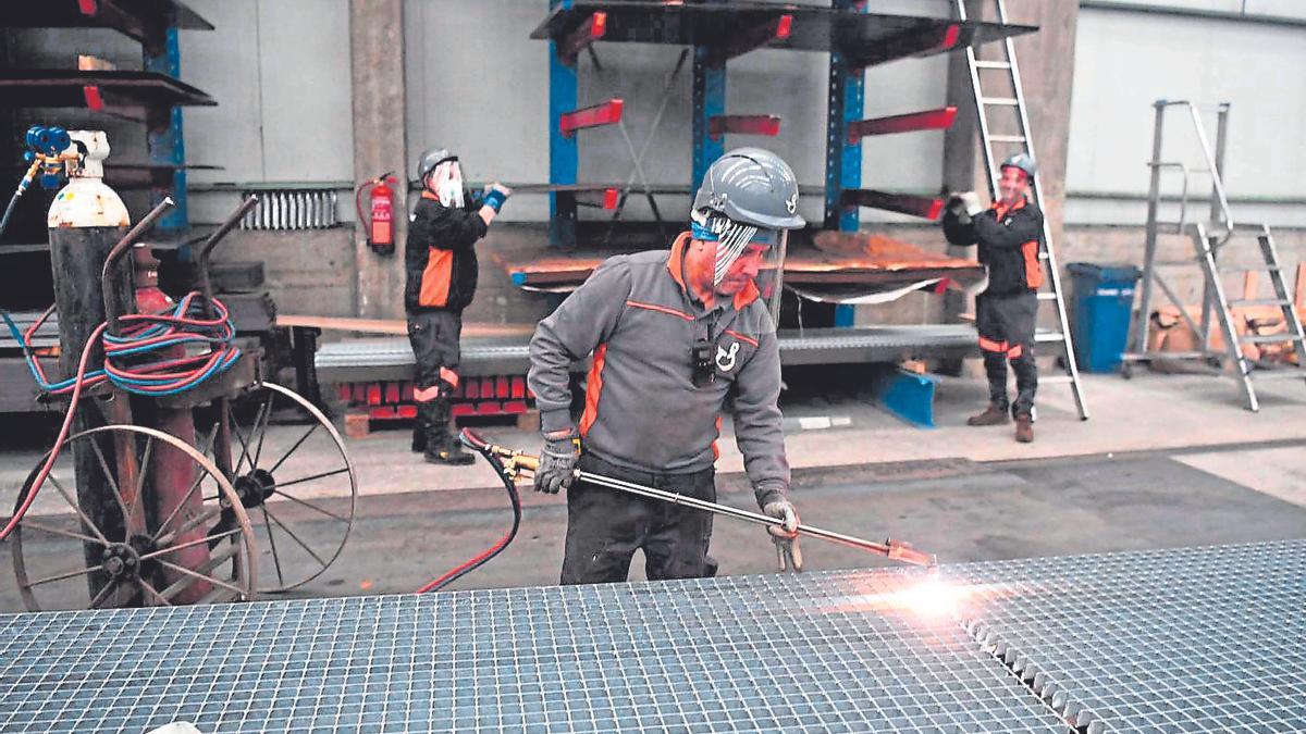 Un trabajador en un polígono de A Coruña.