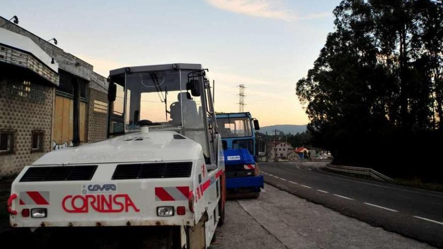 Las máquinas de Covsa aparcadas ayer en un lateral de la carretera N-640. // Iñaki Abella