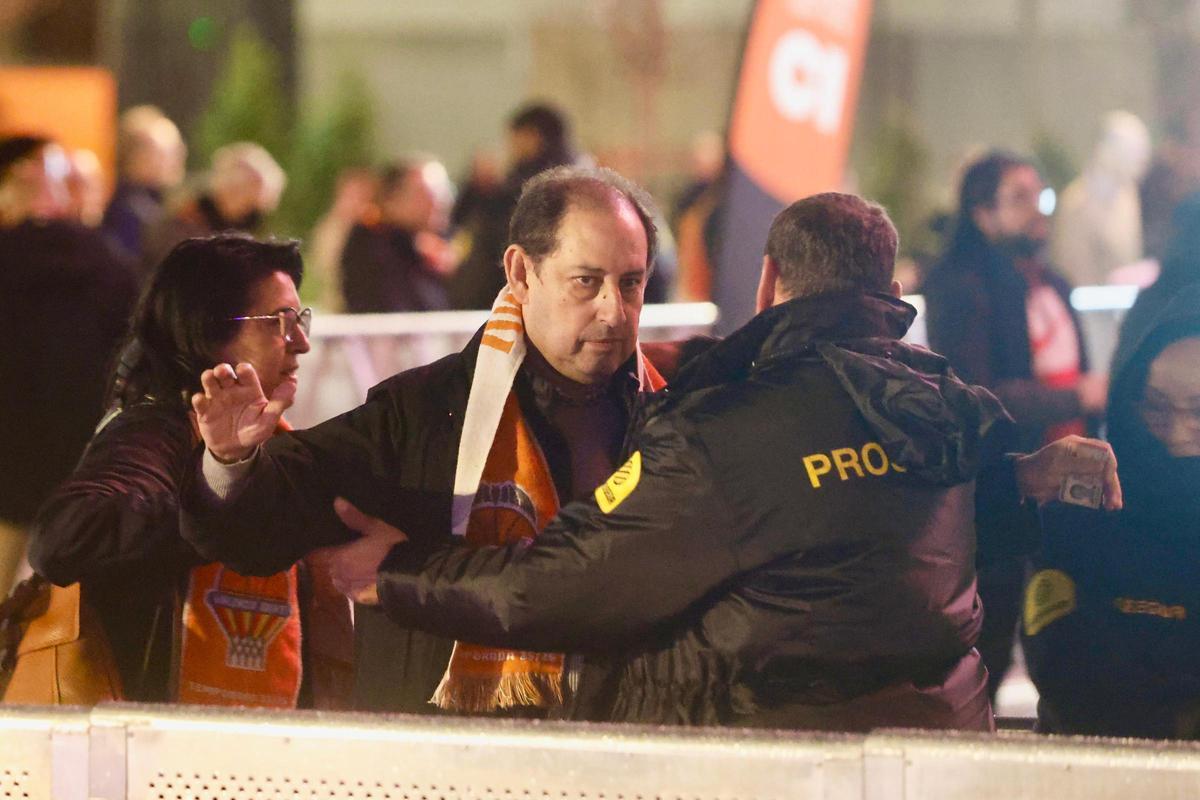 Cacheo a un aficionado, en el acceso al Roig Arena