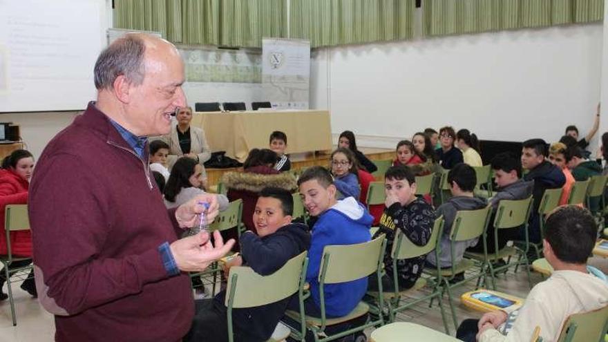 Gustavo Martín Garzo, durante su encuentro con los estudiantes.