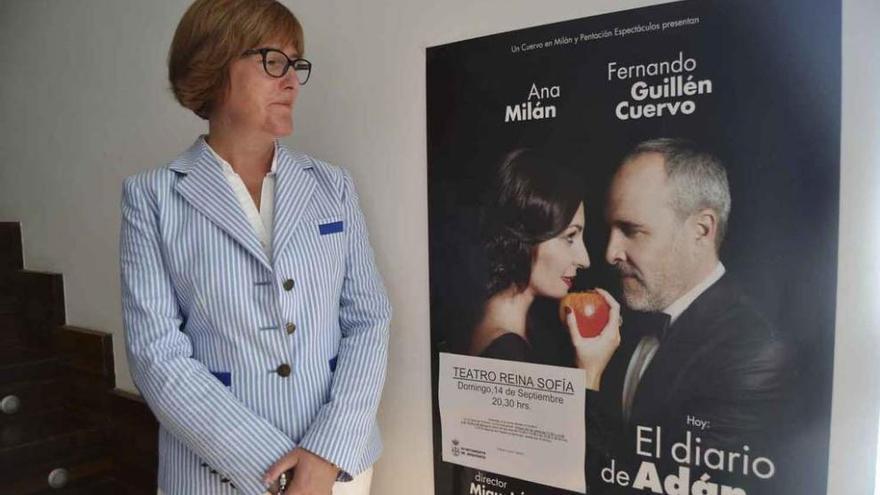 La concejal de Cultura, Julia Pozo, observando el cartel de uno de los platos fuertes de la temporada con conocidos actores.
