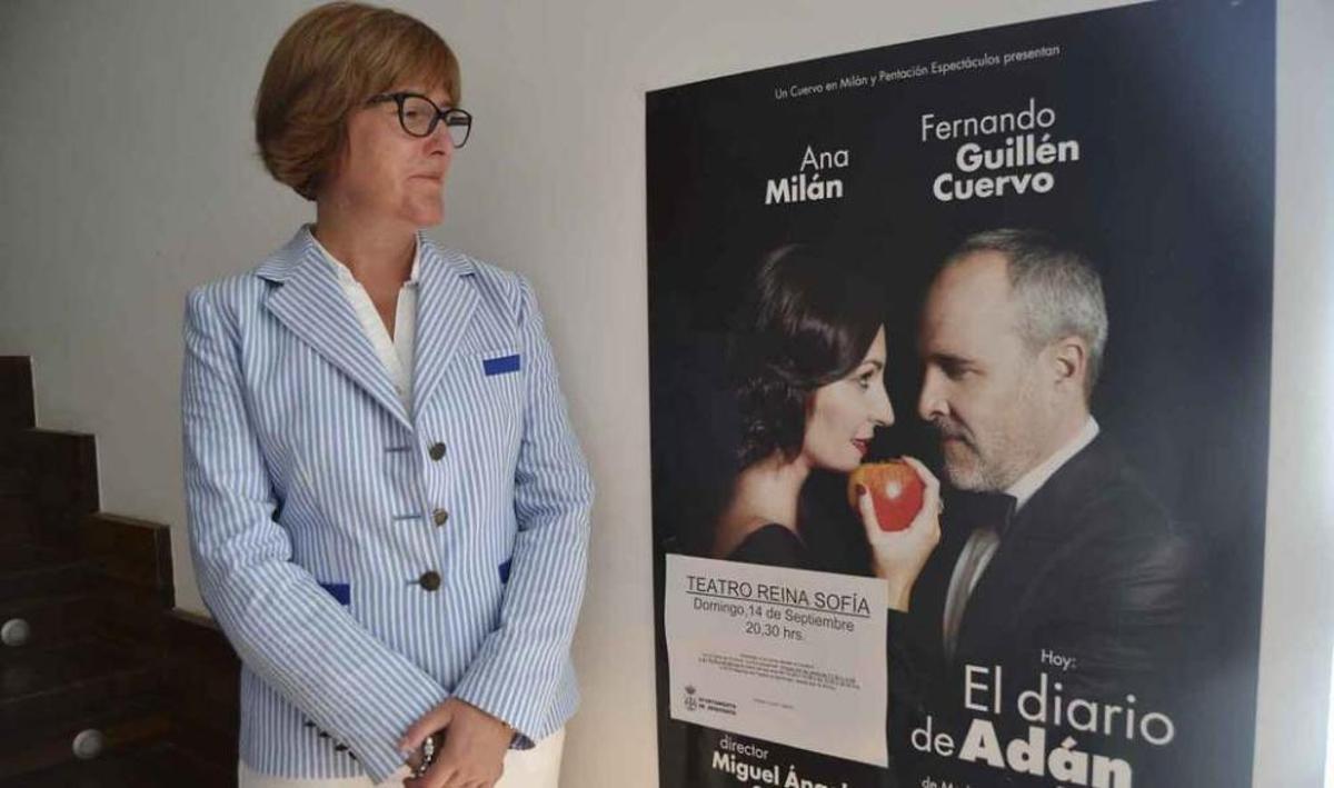 La concejal de Cultura, Julia Pozo, observando el cartel de uno de los platos fuertes de la temporada con conocidos actores.