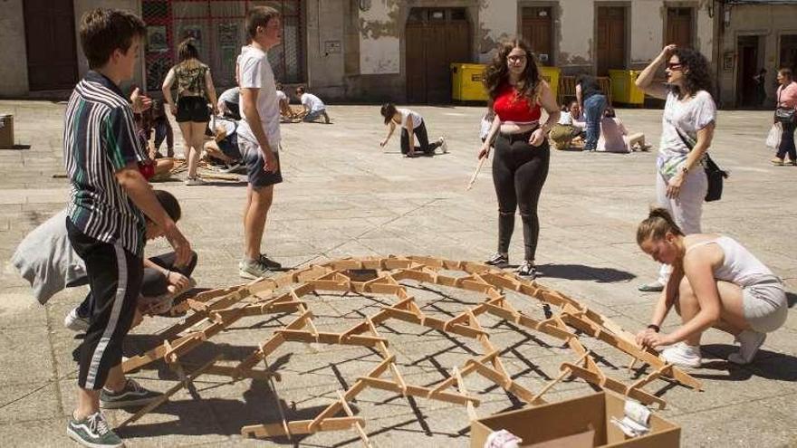 El alumnado durante la clase para aprender Matemáticas en la Praza da Igrexa de Lalín. // Bernabé/Ana Agra