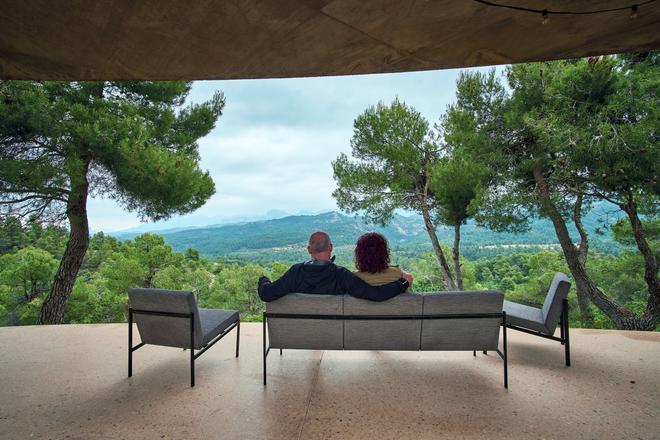Una pareja contempla el paisaje desde Solo Office, una de las villas de arquitectura contemporánea del proyecto Solo Houses en el municipio de Cretas. Este edificio fue diseñado por el estudio belga KGDVS.