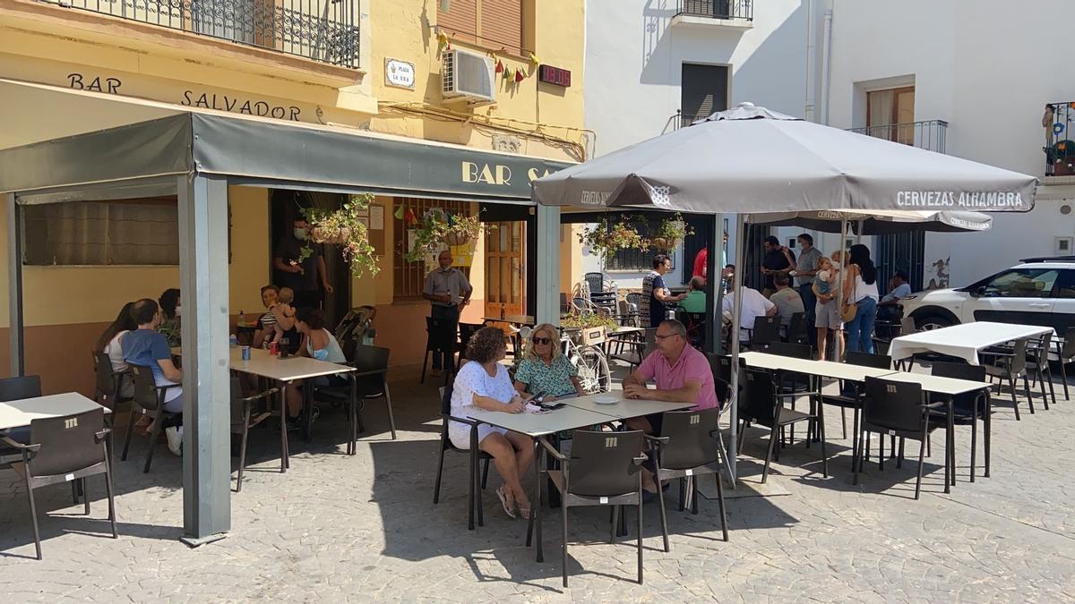 El bar Salvador se encuentra en la plaza de la Era.