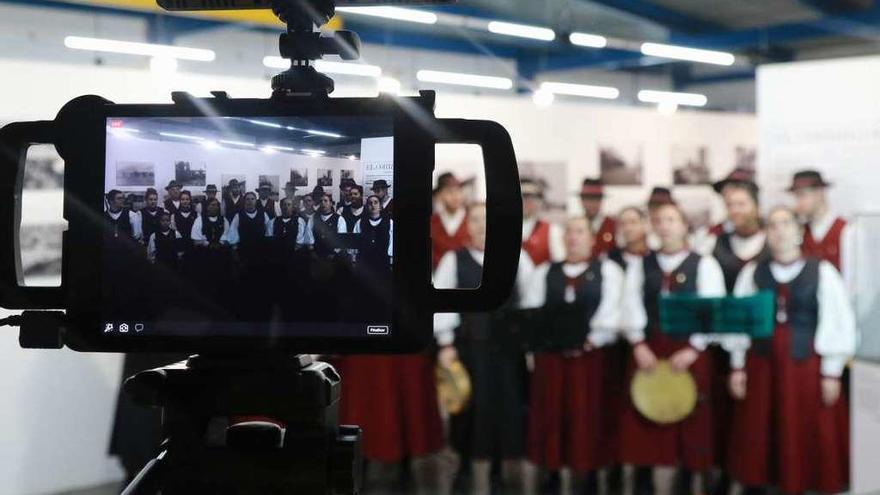 Una curiosa imagen del grupo tomada durante la transmisión a través de Facebook Live.