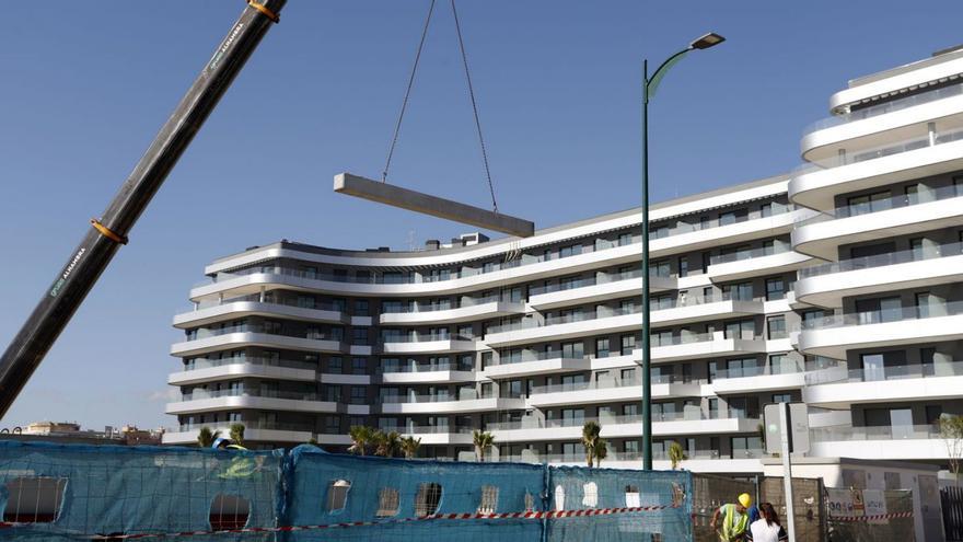 Obras de construcción de viviendas en el paseo marítimo de Poniente. | ÁLEX ZEA