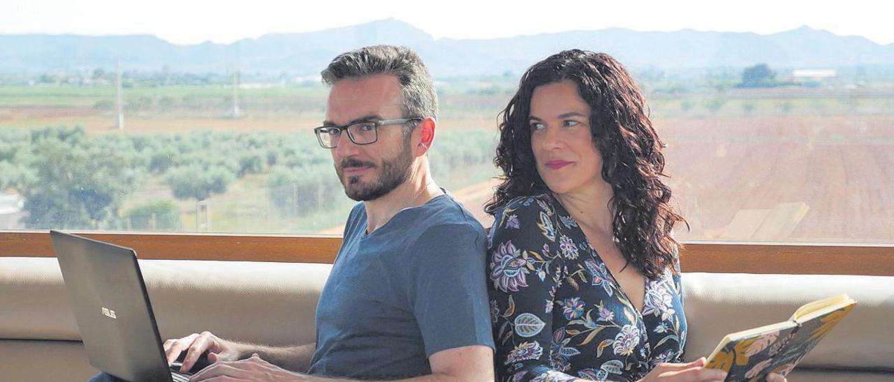 Los escritores David Zaplana y Ana Ballabriga, autores  de ‘El deseo eterno’.