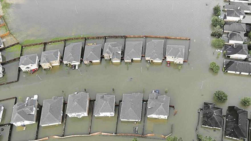 La tormenta tropical ‘Harvey’ deja al presidente Trump en evidencia