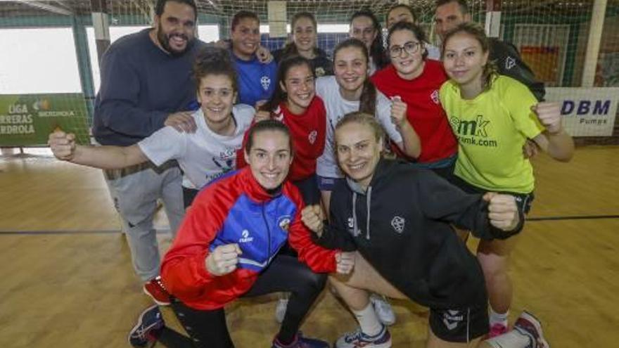 La plantilla del Mustang posa en el pabellón antes de viajar a Barakaldo.