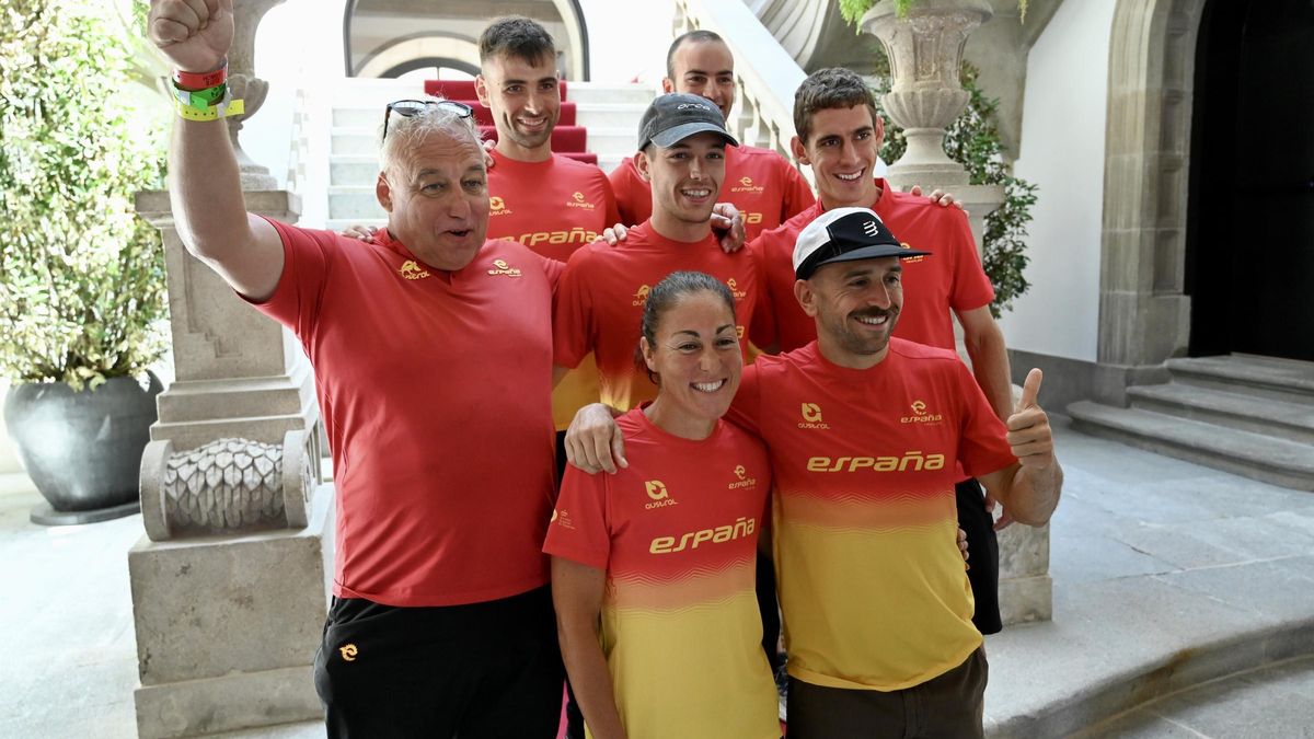 La selección española de triatlón de larga distancia que compite este domingo, en el interior de la Casa Consistorial.