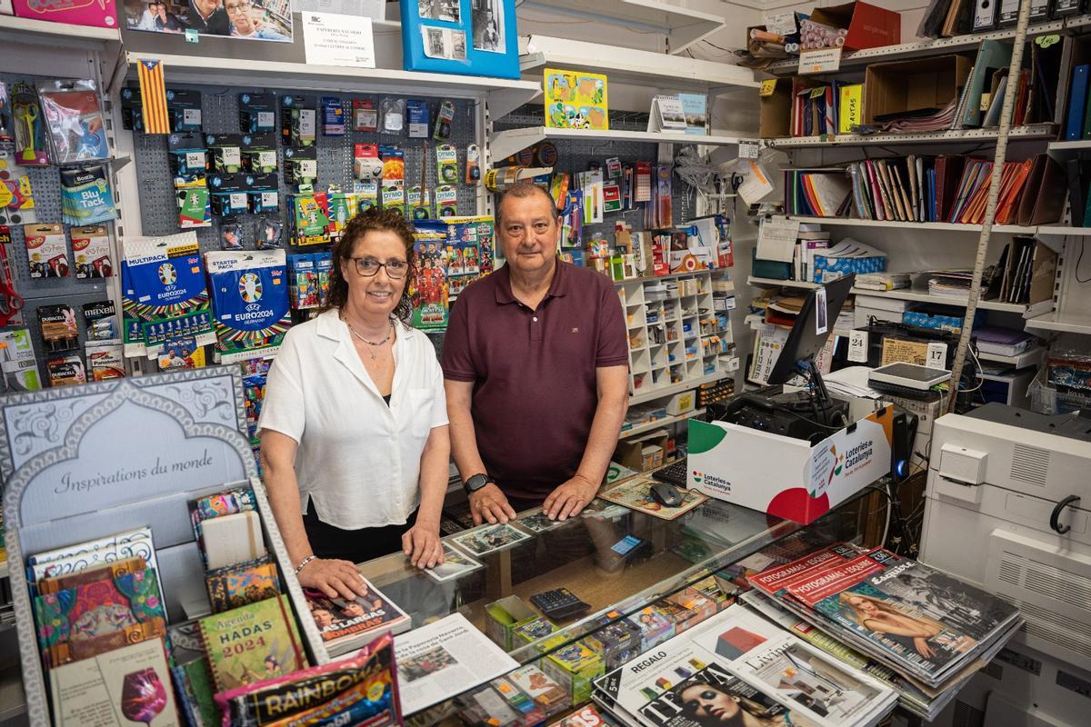 Los hermanos Enric y Esther Navarro, actuales titulares de la librería, este viernes.