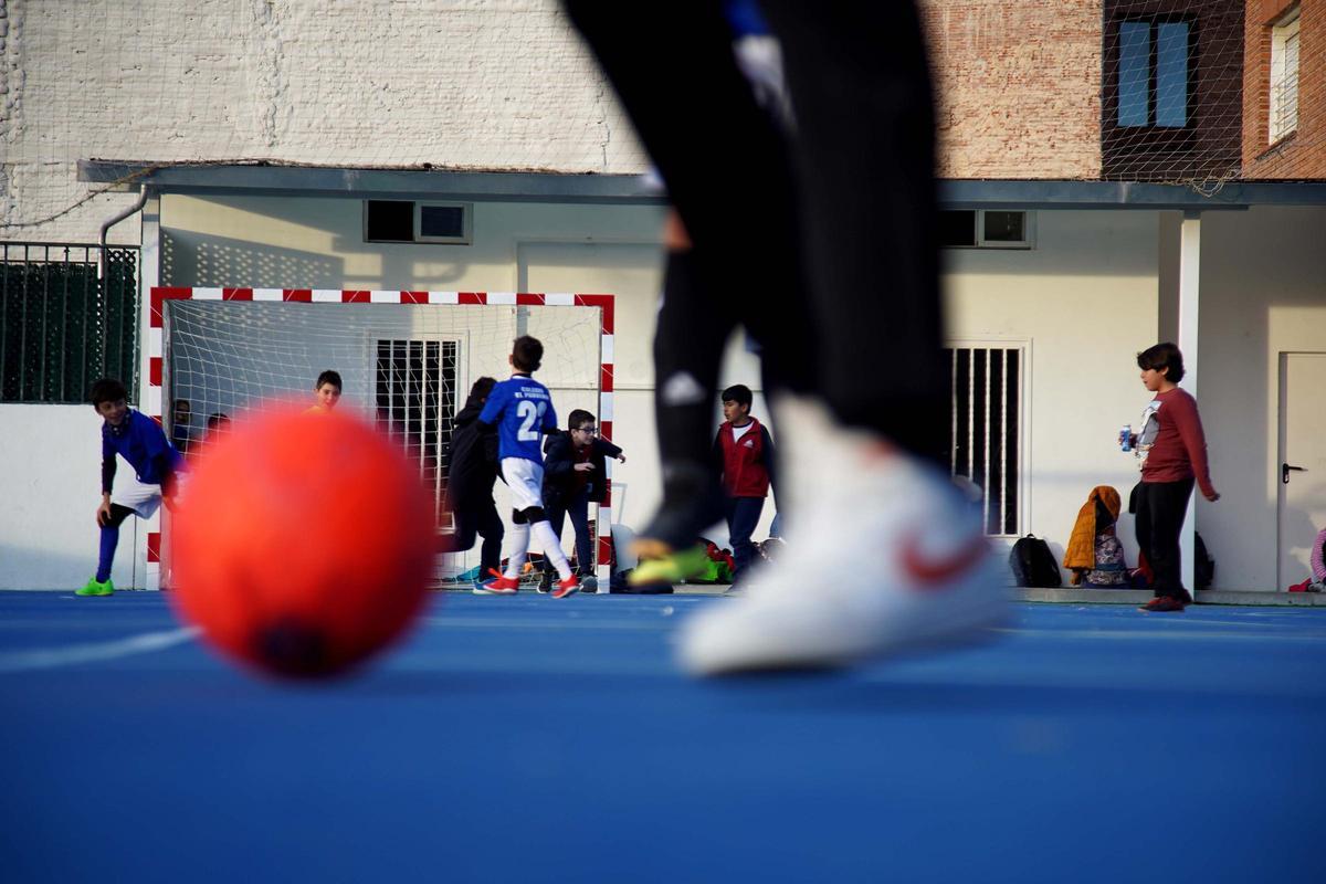 Unos niños practican deporte a la salida del colegio, en Madrid.