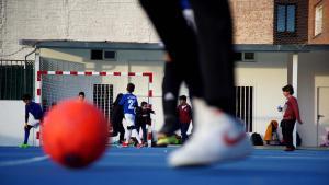 Unos niños practican deporte a la salida del colegio, en Madrid.