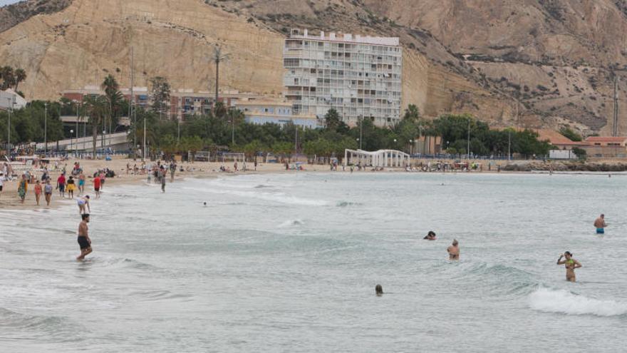 Bañistas en la playa del Postiguet de Alicante a primera hora de la tarde de hoy