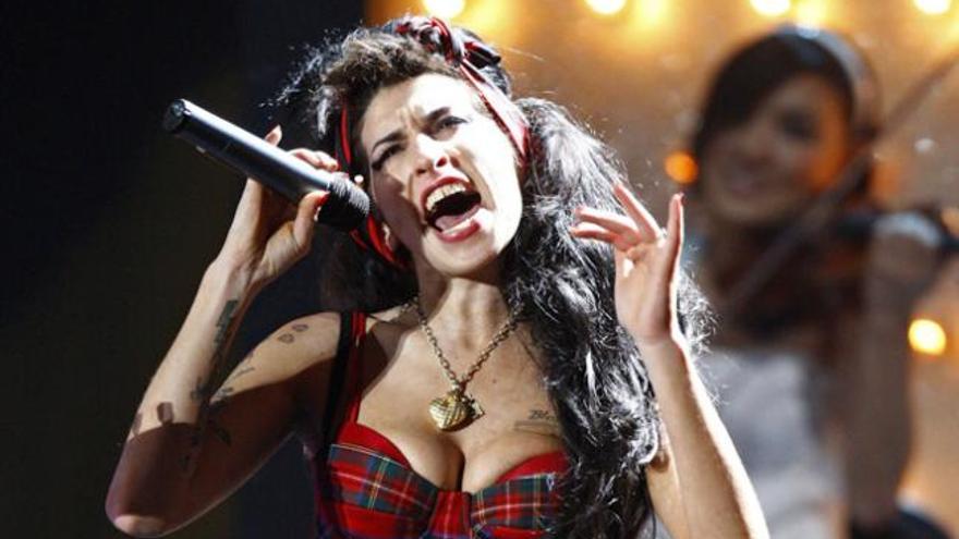 La cantante inglesa, fallecida en 2011, durante uno de sus conciertos. | lp/dlp