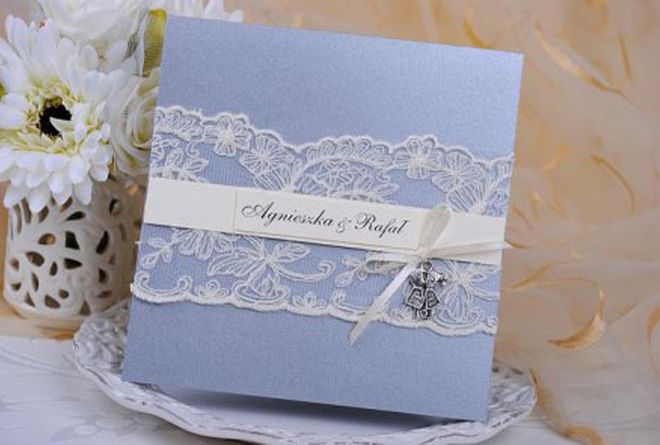 Invitaciones de boda con aire rústico: las bandas de encaje quedarán perfectas en estas invitaciones