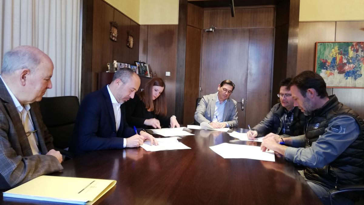 Un moment de la signatura del conveni amb Alonso, Aloy, Relat, Arqué, Macià i Huerta