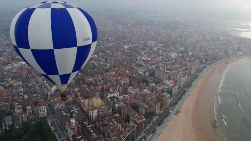 Las espectaculares fotos de Gijón que deja una regata de globos - La Nueva  España