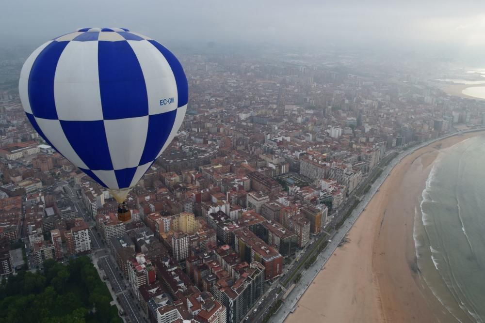 La vistas de Gijón desde la regata del festival de globos aerostáticos de 2017.