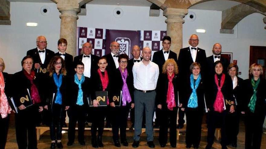 Miembros de la Coral de Tineo.