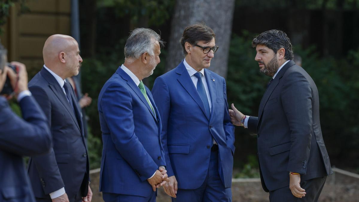 BARCELONA, 06/06/2025.- El ministro de Política Territorial y Memoria Democrática, Ángel Víctor Torres (2i), y el presidente de la Generalitat de Catalunya, Salvador Illa (2d), saludan al presidente de Murcia, Fernando López Miras (d), a su llegada a la XXVIII Conferencia de Presidentes que se celebra este viernes en el Palau de Pedralbes en Barcelona. EFE/ Alberto Estévez