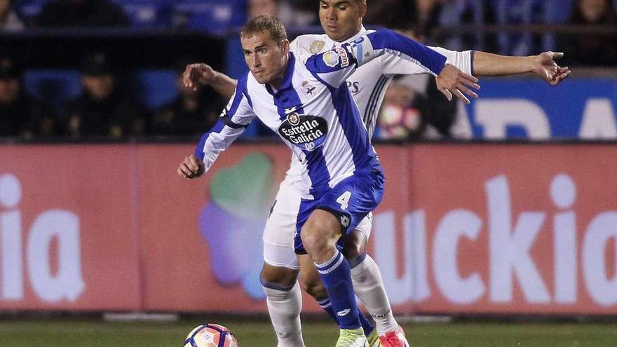 Álex controla el balón ante Casemiro, en el partido que el Deportivo disputó contra el Madrid en Riazor.