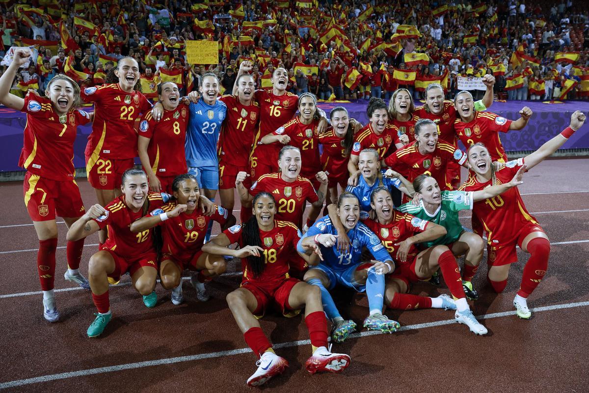 Las jugadoras de la selección española celebrando el pase a la final.